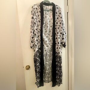 Anthropologie Kimono / Robe black and white daisy pattern belted NWT one size